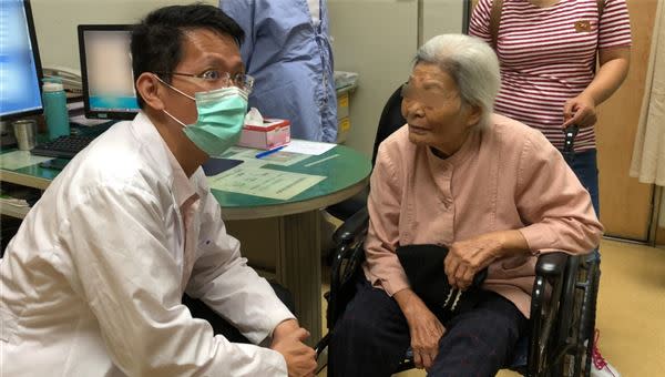 吳喬森醫師為90歲的阿嬤看診。（圖片提供／光田醫院）