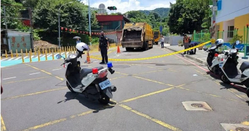 新北市土城區12日上午11時許1輛垃圾車與機車騎士發生車禍。（圖／翻攝畫面）