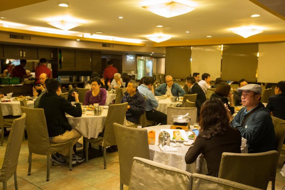 41年老店的新東南海鮮餐廳，過去至今常常門庭若市，擁有一群死忠饕客。