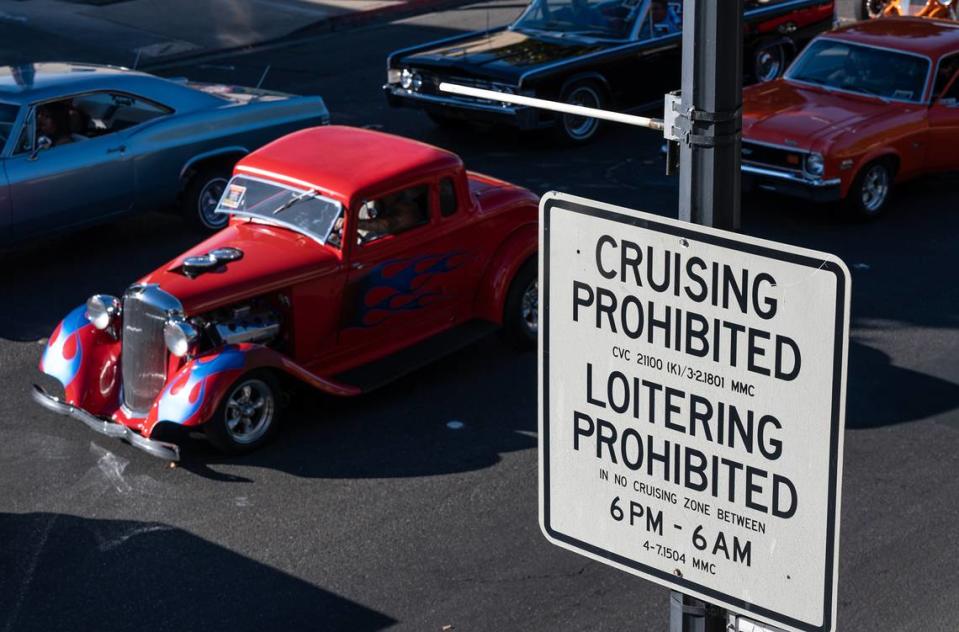 El ‘cruising’ en Modesto está prohibido desde 1990, excepto durante el desfile anual de autos Graffiti Summer. En la imagen, conductores de autos clásicos recorren J Street durante el desfile en Modesto, California, el viernes 10 de junio de 2022.