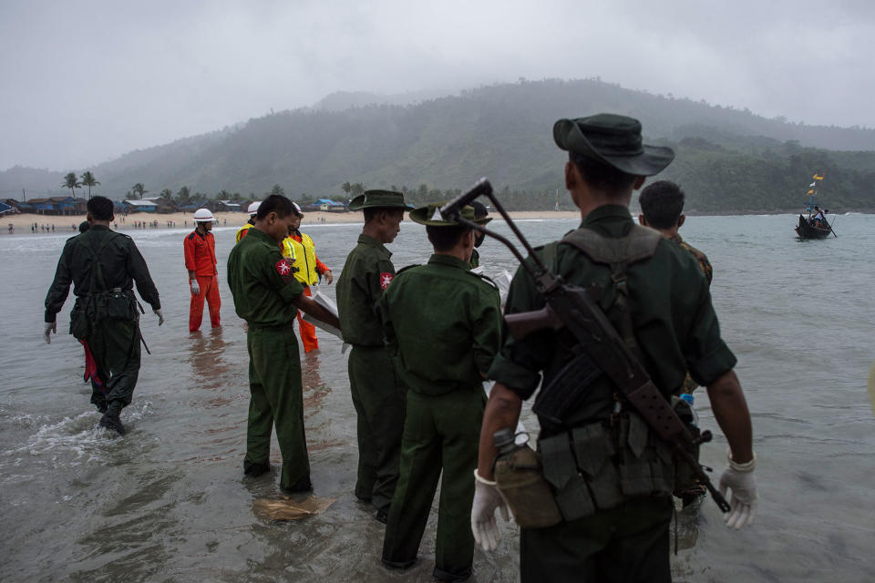 <p>Myanmar military members prepare to unload the dead bodies from a small boat at Sanhlan village on June 8, 2017. (Photo: Ye Aung Thu/AFP/Getty Images) </p>