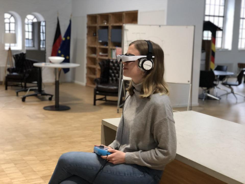 In den Räumlichkeiten des Cyber Innovation Hubs in Berlin testet unsere Autorin die Videobrille. - Copyright: Gründerszene