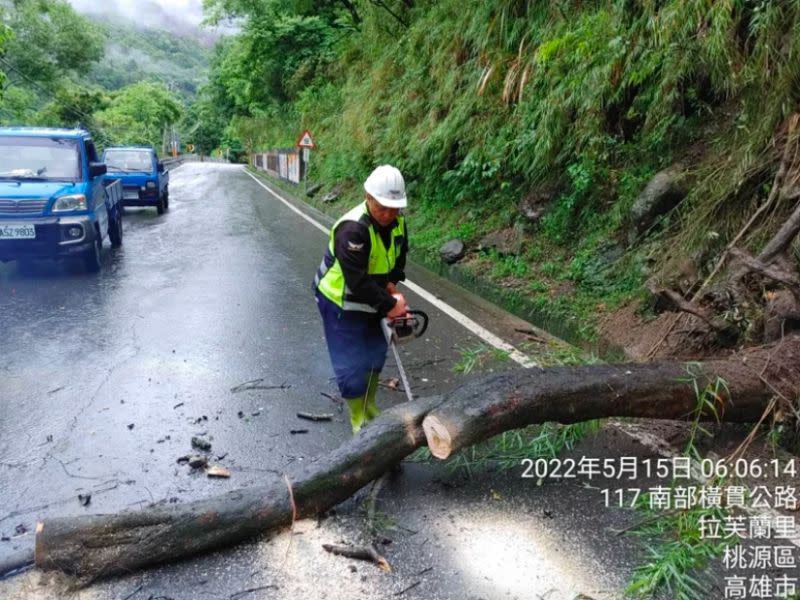 ▲因梅雨鋒面帶來豪雨，台20線南橫公路高雄市桃源區道路管制。（圖／甲仙工務段提供）