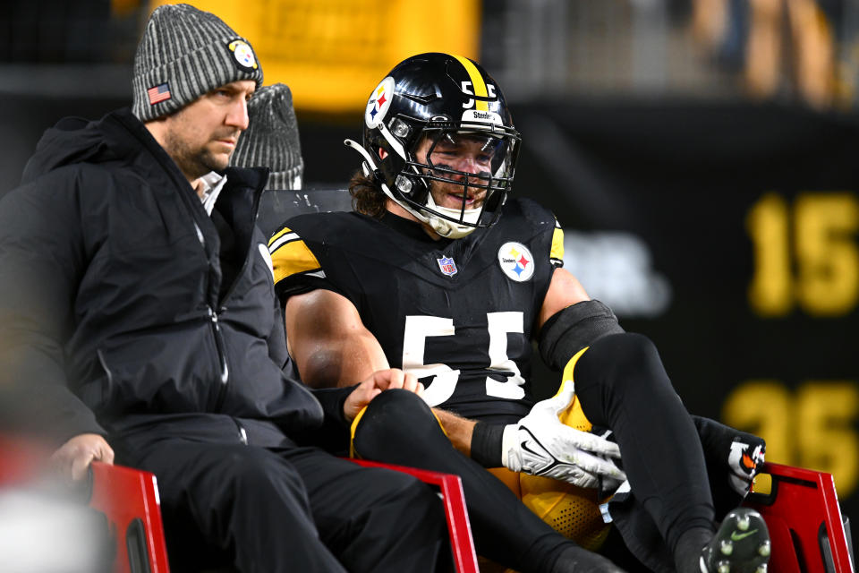 Las lesiones de Cole Holcomb (55) y Kwon Alexander han dejado al cuerpo de linebackers de los Pittsburgh Steelers con poos elementos. (Photo by Joe Sargent/Getty Images)