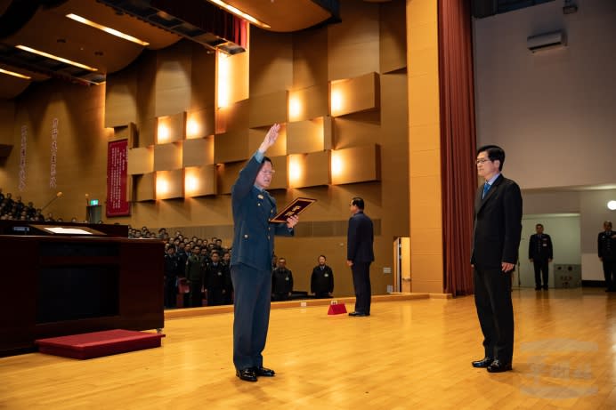 新任校長王信龍上將宣誓就職。（軍聞社記者周力行攝）
