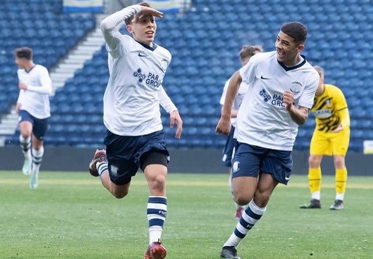 Felipe Rodríguez-Gentile celebra un gol con el equipo Sub 18 de Preston, de Inglaterra