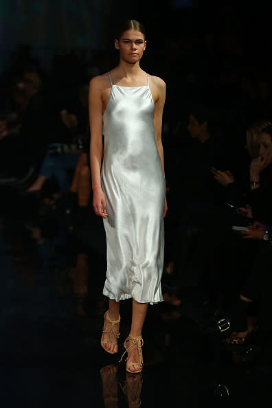 Fresca y ligera. Si amas sentirte fresca y gozas de una figura estilizada y delgada, este vestido vaporoso de cuello halter del diseñador David Jones, es tu mejor opción. - Foto: Mark Nolan/Getty Images for David Jones