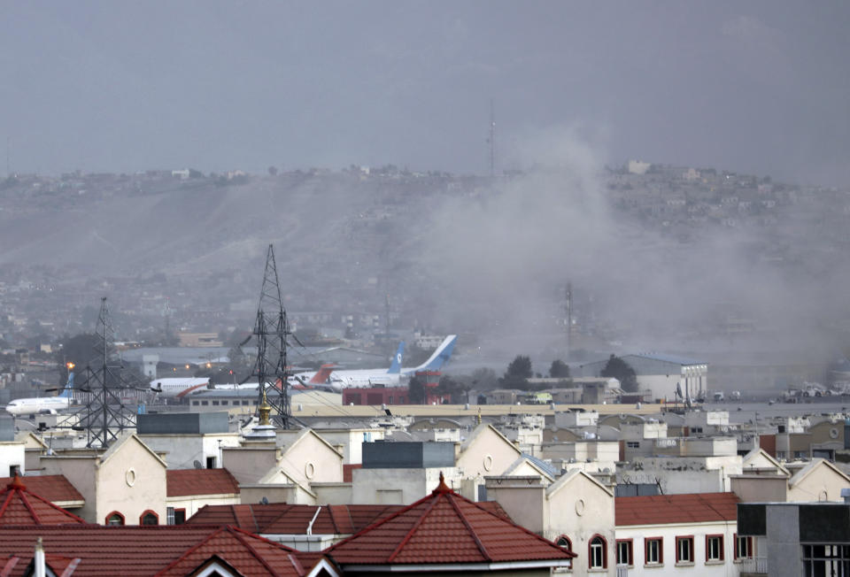 Se alza humo tras una explosión fuera del aeropuerto de Kabul, Afganistán jueves 26 de agosto de 2021. Las autoridades no dieron cifras, pero un testigo que se encontraba a 30 metros del lugar dijo que vio varios muertos o heridos. (AP Foto/Wali Sabawoon)