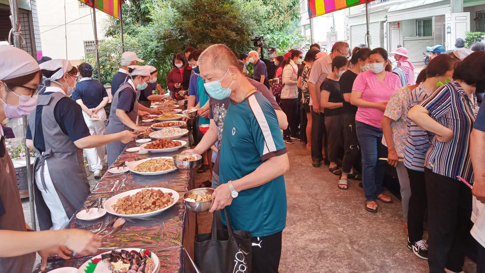 慈濟草屯聯絡處志工提供給餐與廟會的信眾素食中餐，推廣齋戒茹。