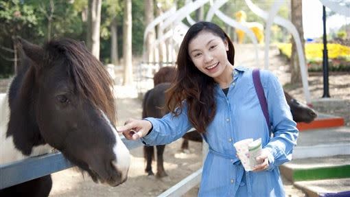 有「女王蜂」稱號的無黨籍候選人黃玉芬。（圖／翻攝臉書）