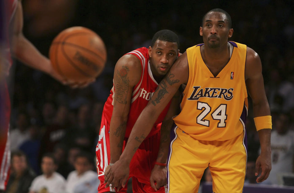 Tracy McGrady（圖左）分享他對Kobe Bryant歷史定位的看法，他認為那些沒把Bryant排進歷史前5的人實在有失尊重。（NBA Photo by Lisa Blumenfeld/Getty Images）