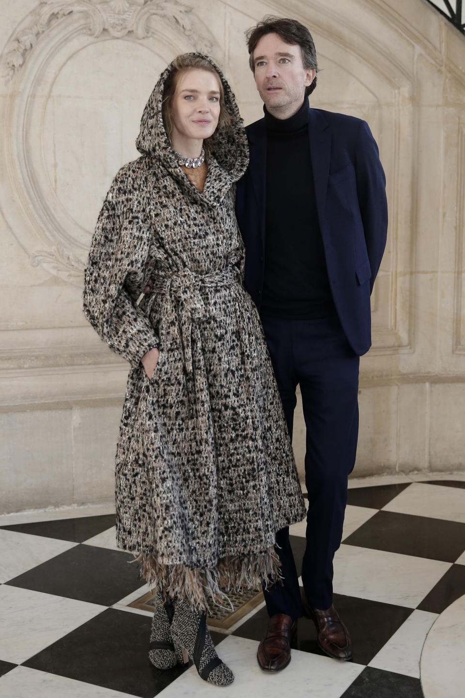 Natalia Vodianova y Antoine Arnault posan antes de la presentación de la colección primavera verano 2022 de Dior en París, el 24 de enero de 2022. (Foto AP/Lewis Joly)