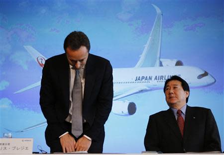 Airbus Chief Executive Fabrice Bregier (L) bows as Japan Airlines President Yoshiharu Ueki looks on during their joint news conference in Tokyo October 7, 2013. REUTERS/Toru Hanai