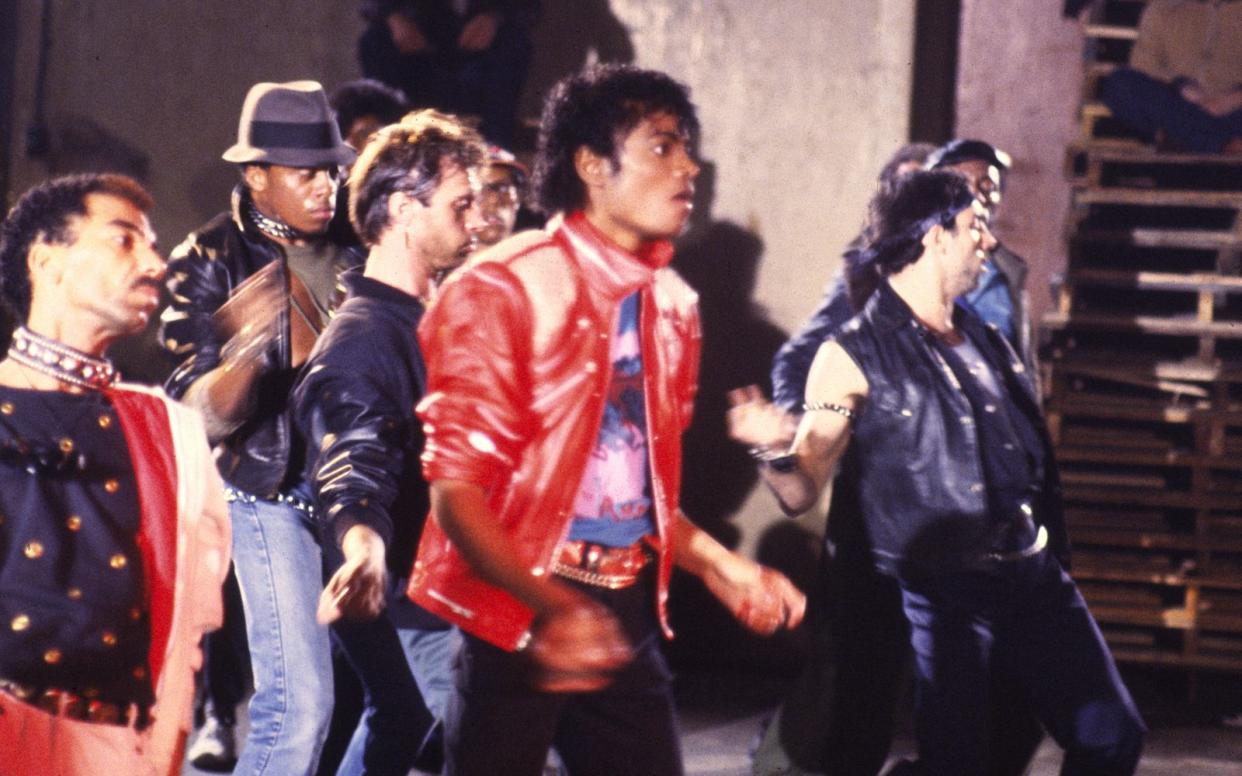 Michael Jackson auf Dauerschleife: 1983 war für den King of Pop das Jahr der ikonischen Musikvideos. Auf "Billie Jean" und "Beat It" - für dessen Clip Jacko hier das Tanzbein schwingt - folgte mit "Thriller" der wohl beste Musicclip aller Zeiten. (Bild: Chris Walter/Chris Walter)