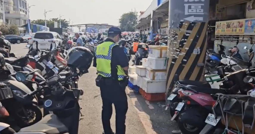 屏東縣東港警分局統計，鮪魚季開始至今已告發20件違規停車，警方表示，將持續加強取締，建議民眾可把車輛停在進德大橋北端往鹽埔漁港兩側路旁。（圖／警方提供）