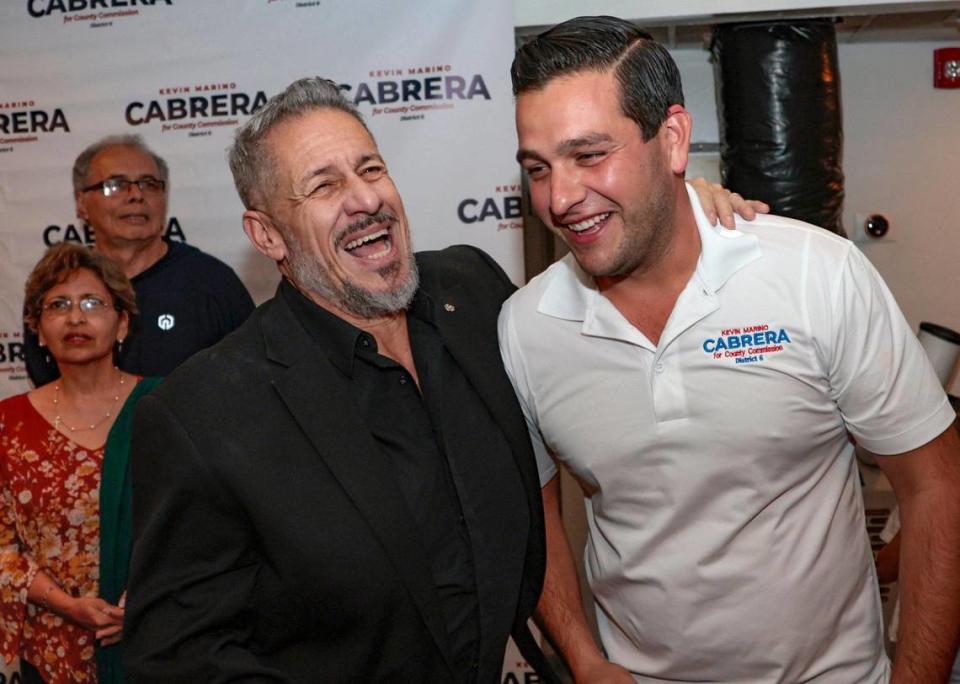 En su fiesta de victoria, el candidato a la Comisión del Condado Miami-Dade, Kevin Marino Cabrera, celebra con el presidente de la Comisión, José "Pepe" Díaz, en la cervecería Beat Culture, después de su triunfo en Miami, el martes 8 de noviembre de 2022. Cabrera ganó el escaño del Distrito 6 para reemplazar a Rebeca Sosa, cuyo mandato está limitado.