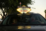 Varios artistas desempleados organizan una caravana para mostrar el impacto que el coronavirus ha tenido en los trabajadores de Las Vegas, Nevada. (REUTERS/Bridget Bennett)