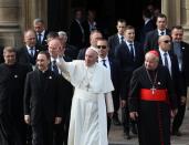 Pope Francis © with Metropolitan of Krakow, cardinal Stanislaw Dziwisz ®, priest Robert Wozniak (L) and priest Mauricio Rueda Beltz (2-L) walk from Cracow Archbishops’ Palace to the nearby Fransciscan Monastry in Krakow, Poland, 30 July 2016. (EPA/STANISLAW ROZPEDZIK POLAND OUT)