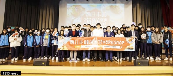 日本海鮮祭活動在台北育達高中與台灣年輕學子進行廚藝料理交流。<br /><br />（圖片提供：恩可比文創）