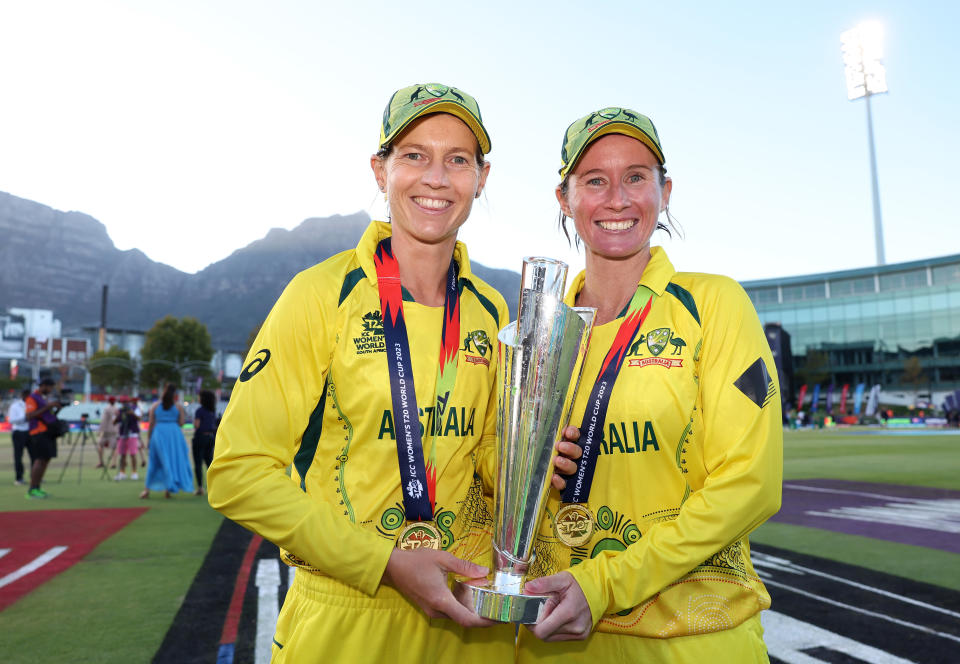 Meg Lanning and Beth Mooney hold the trophy.