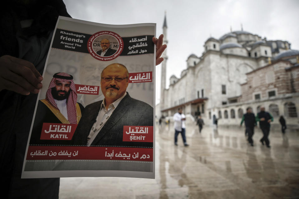 Un hombre sostiene un cartel que muestra imágenes del príncipe heredero saudí Muhammed bin Salman y del periodista Jamal Khashoggi, en el que se describe al príncipe como "asesino" y a Khashoggi como "mártir" durante un momento de oración por Khashoggi, asesinado en el consulado saudí el mes pasado en Estambul, el viernes 16 de noviembre de 2018. (AP Foto/Emrah Gurel)