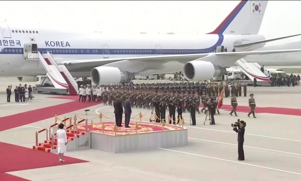 Kim Jong-un and Moon Jae-in review honour guards at Pyongyang Sunan International Airport