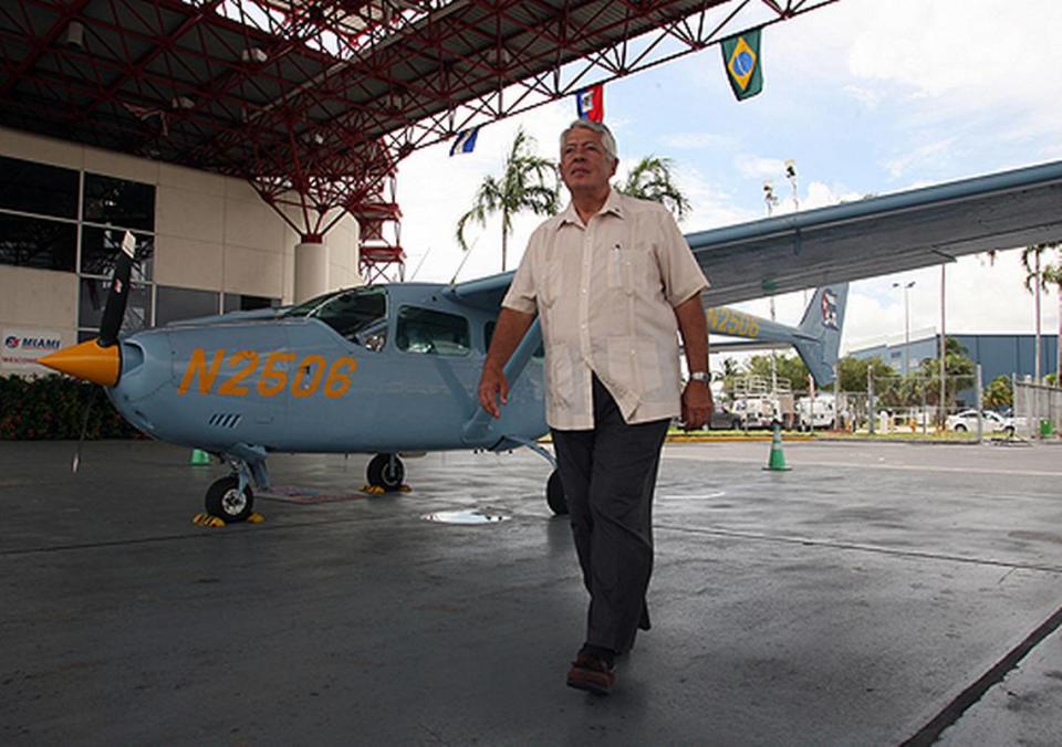 José Basulto camina junto al avión 2506 de Hermanos al Rescate.