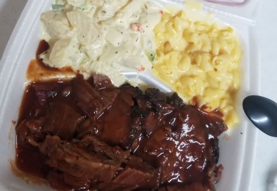 <b>PHOTO: TRACY V./<a href="https://www.yelp.com/biz_photos/dds-bbq-restaurant-houston-2?utm_campaign=ac7d17ac-a3c2-49aa-b72f-4f3af44984e9%2C911efa87-dd13-49cd-b970-4f123f62b99c&utm_medium=81024472-a80c-4266-a0e5-a3bf8775daa7" rel="nofollow noopener" target="_blank" data-ylk="slk:YELP;elm:context_link;itc:0;sec:content-canvas" class="link ">YELP</a> <br></b>