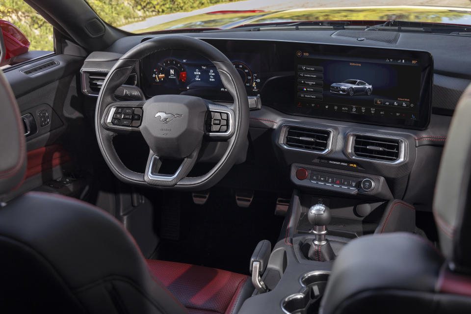 L'intérieur de la nouvelle Mustang est le cockpit le plus technologiquement avancé et centré sur le conducteur de toutes les Mustang à ce jour.  Le cockpit inspiré des avions de chasse offre au conducteur deux écrans fluides et incurvés qui peuvent être rapidement personnalisés pour afficher les informations que le conducteur veut ou doit voir.  Véhicules de pré-production présentés