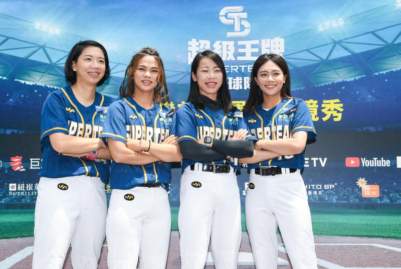 程文欣（左起）、許淑淨、譚雅婷、姜巧文出席《超級王牌棒球隊》首映會。（巨辰製作提供）