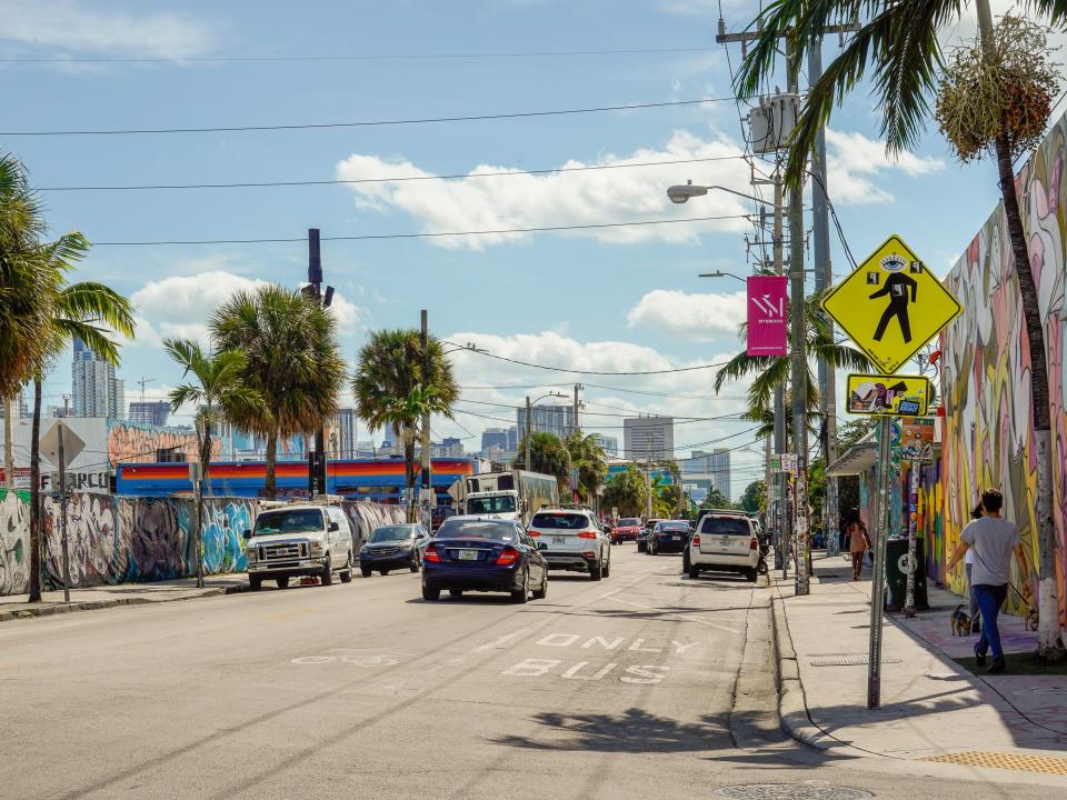 A yield sign on a Wynwood street in Manhattan facing downtown