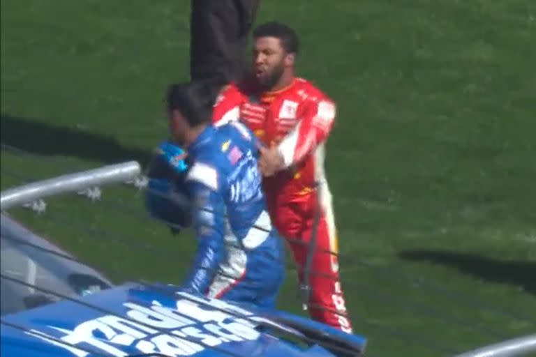 Una postal de la bochornosa pelea entre dos pilotos en la carrera de NASCAR Cup. Captura de pantalla