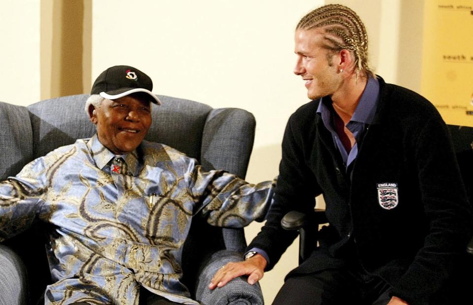 El expresidente de Sudádfrica, Nelson Mandela, dialoga con el capitán inglés David Beckham en la Fundación Nelson Mandela en Johannesburg el 21 de mayo del 2003. REUTERS/Juda Ngwenya/Files