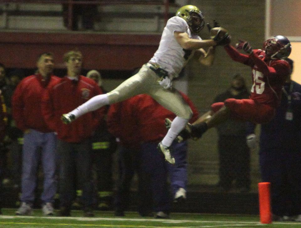 11/12/2011: Washington's Gehrig Dieter makes a touchdown catch against Morton's Alfred Dickey in South Bend's 33-20 win over Morton in regional playoffs at Morton on Friday, November 11, 2011.