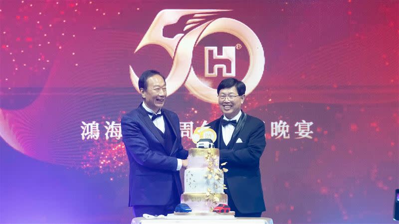 鴻海50週年慶祝晚會中，創辦人郭台銘與董事長劉揚偉一同切慶生蛋糕。（圖／鴻海提供）