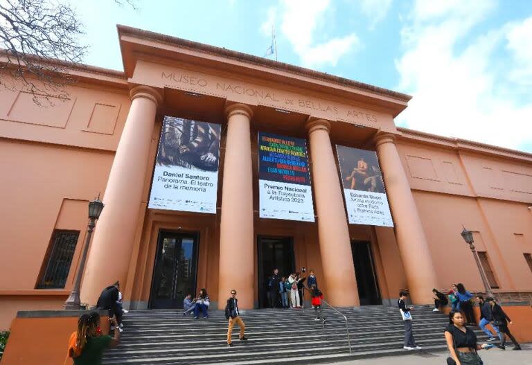 El Museo Nacional de Bellas Artes está ubicado en Av. Del Libertador al 1473