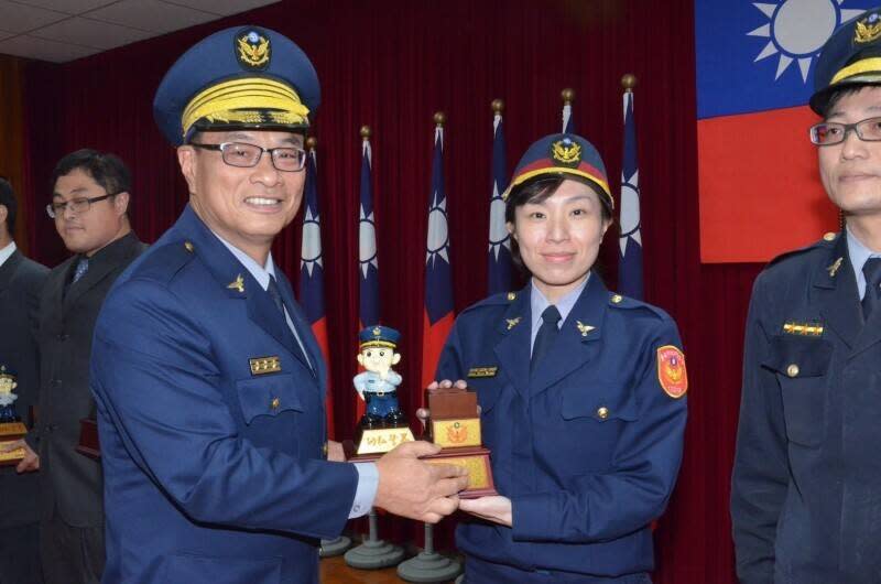 <strong>郭若萱（右）是台大畢業高材生，轉戰警界表現亮眼，是台南第一位女偵查隊長。（圖／翻攝畫面）</strong>
