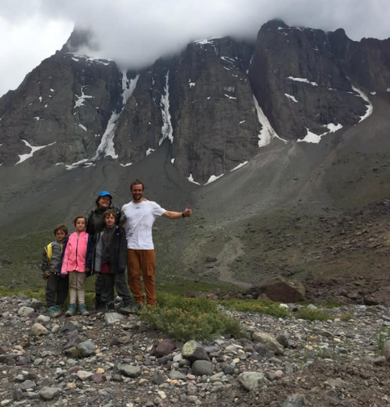 Juan Pablo junto a su familia en el Cajón del Maipo, en Chile