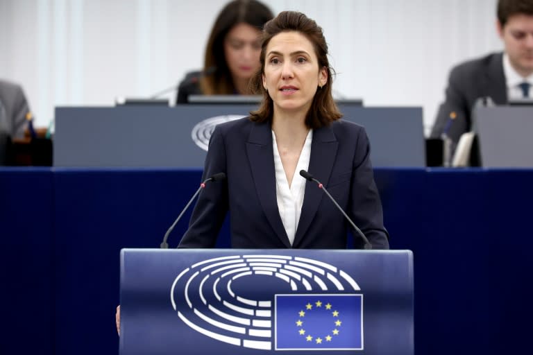 Valérie Hayer, tête de liste Renaissance aux élections européennes, fait un discours dans l'hémicycle du Parlement européen, le 23 avril 2024 à Strasbourg (FREDERICK FLORIN)