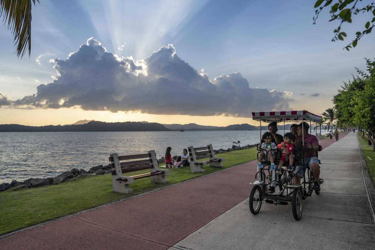 La ciclovía que recorre la Calzada de Amador, una península artificial construida con roca procedente de la construcción del Canal de Panamá, y que conecta el continente con lo que una vez fue una serie de pequeñas islas, en Ciudad de Panamá, el 25 de marzo de 2023. (Tony Cenicola/The New York Times)