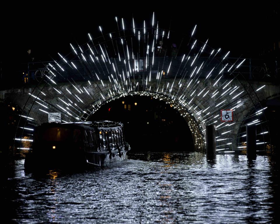 <p>Ein Boot passiert in Amsterdam das „Whole Hole“, ein Werk der Künstler Paul Vendel und Sandra de Wolf. Die Installation ist Teil der sechsten Ausgabe des Amsterdamer Lichtfestivals. (Bild: AP Photo/Peter DeJong) </p>