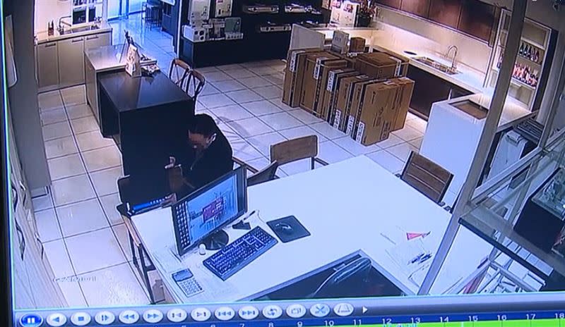 一名眼鏡男佯裝買電器，趁店員上樓取貨，僅花30秒時間偷走放在櫃台抽屜的老闆娘皮包，20分鐘內盜刷信用卡買兩支iPhone 15。（圖／翻攝畫面）