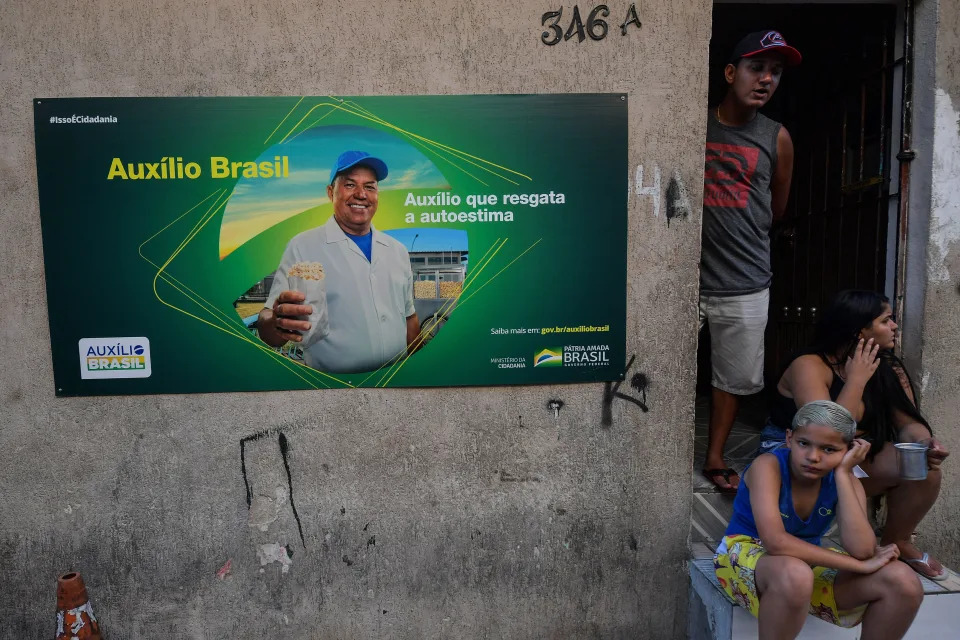 Inclus&#xe3;o de 2,7 milh&#xf5;es de fam&#xed;lias torna o programa de assist&#xea;ncia social a maior transfer&#xea;ncia de renda feita pelo governo federal. (NELSON ALMEIDA/AFP via Getty Images)