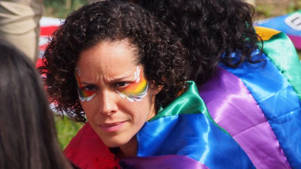 Mujer con una bandera LGTB