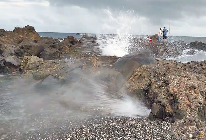 台東縣成功鎮芝田海邊也有風櫃祕境，海水灌入海蝕洞穴，噴發出強力水柱。（莊哲權攝）