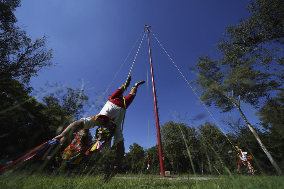 Hombres voladores de Papantla interpretan la "Danza de los Voladores", en la Ciudad de México, el miércoles 20 de septiembre de 2023. (AP Foto/Marco Ugarte)