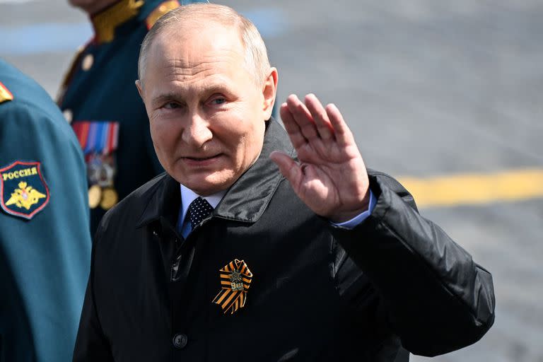 El presidente ruso Vladimir Putin abandona la Plaza Roja tras el desfile militar del Día de la Victoria en el centro de Moscú el 9 de mayo de 2022.