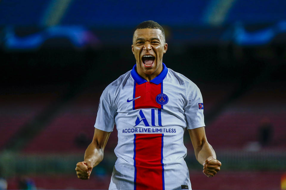 Kylian Mbappé celebra tras marcar el segundo gol del PSG en el partido contra el Barcelona en el partido de octavos de final de la Liga de Campeones, el martes 16 de febrero de 2021. (AP Foto/Joan Monfort)