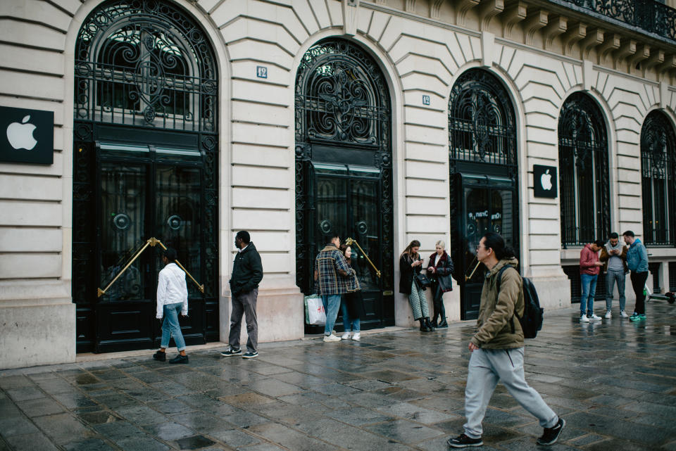 Gente parada cerca de una tienda cerrada de Apple en París, el 14 de marzo de 2020. (Dmitry Kostyukov/The New York Times).