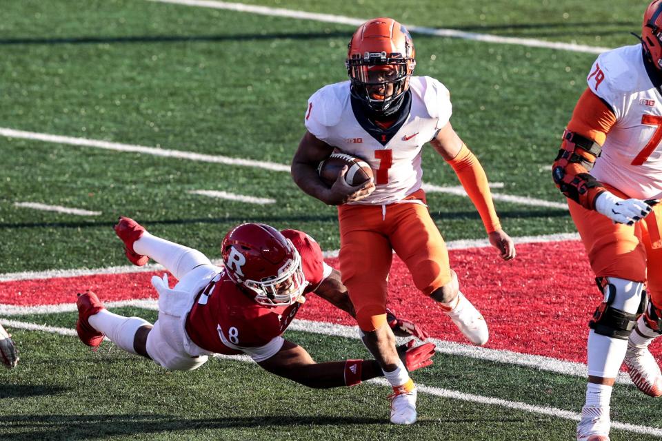 Illinois quarterback Isaiah Williams (1) carries the ball during a 23-20 win over Rutgers on Saturday at SHI Stadium in Piscataway, N.J.